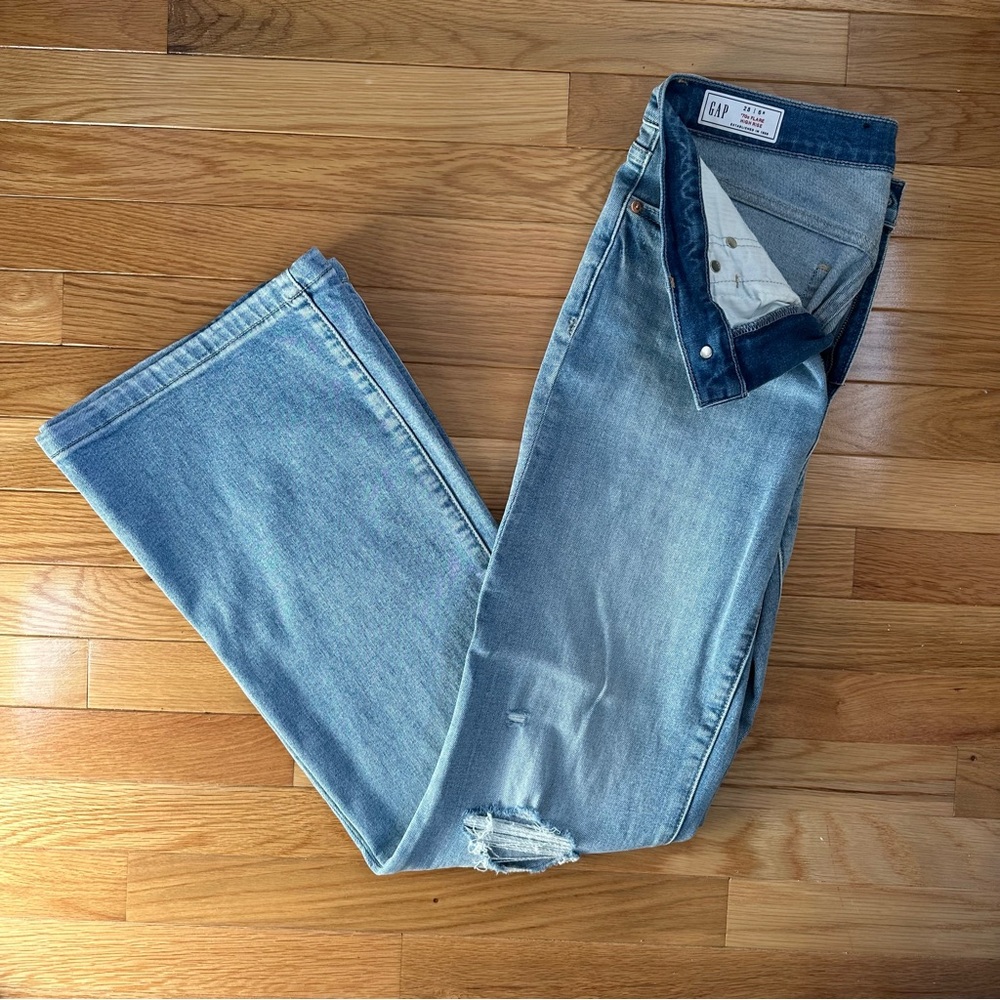 Gap High Rise 70’s Flare Denim in Light Destroy Wash size 28